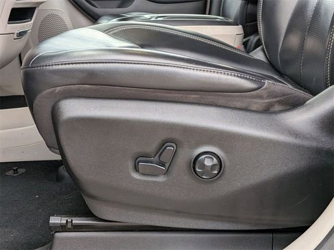 Used 2020 Chrysler Voyager Lxi image 13