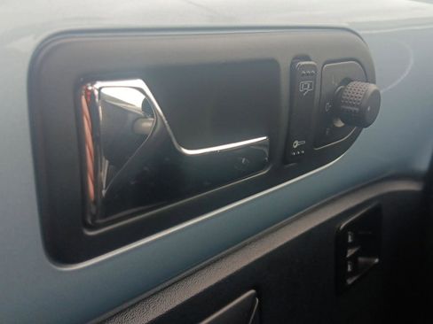 Used 2010 Volkswagen Beetle Coupe FWD image 19