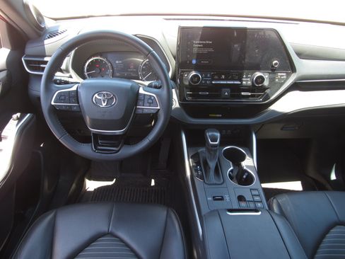 Used 2023 Toyota Highlander XSE FWD image 18