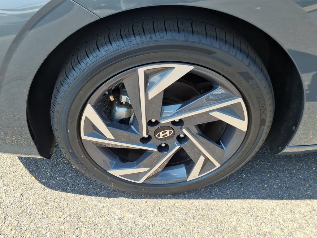 Certified 2025 Hyundai Elantra Sport FWD image 9