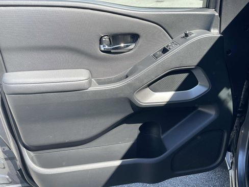 Used 2024 Nissan Frontier SV w/ SV Convenience Package image 11