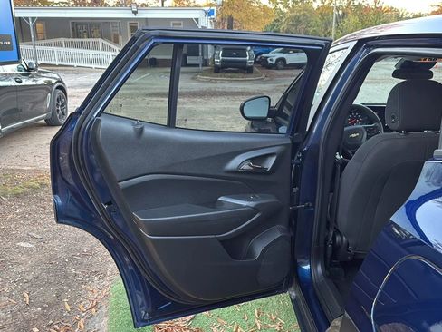 Used 2024 Chevrolet Trax LS w/ LS Convenience Package image 11