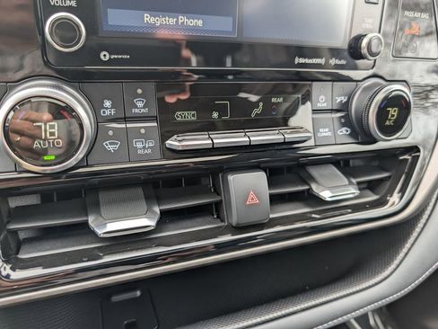 Used 2022 Toyota Highlander XLE image 27