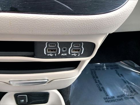 Used 2023 Chrysler Pacifica Touring-L image 30