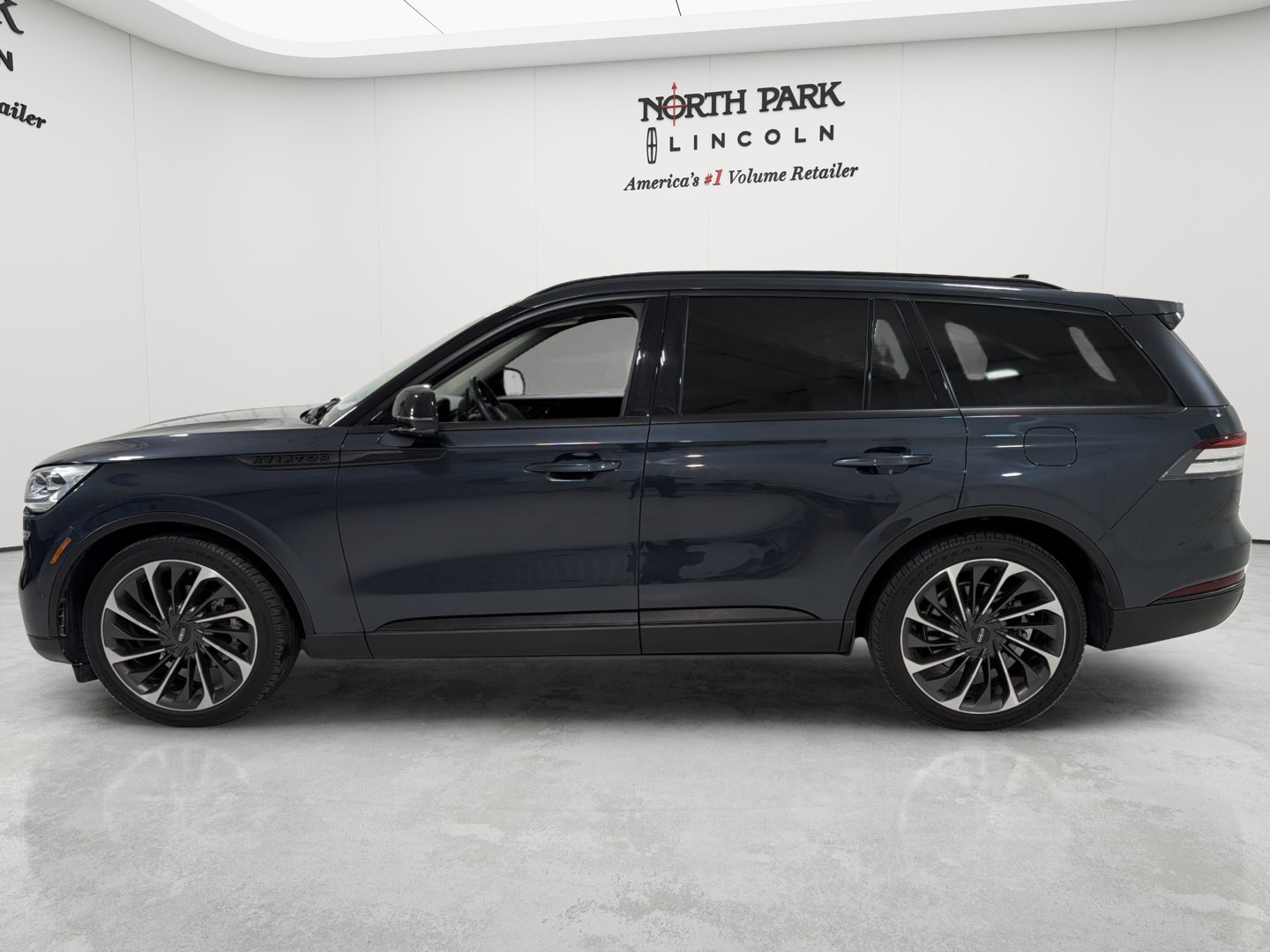 Used 2023 Lincoln Aviator Reserve w/ Equipment Group 201A AWD/4WD image 2
