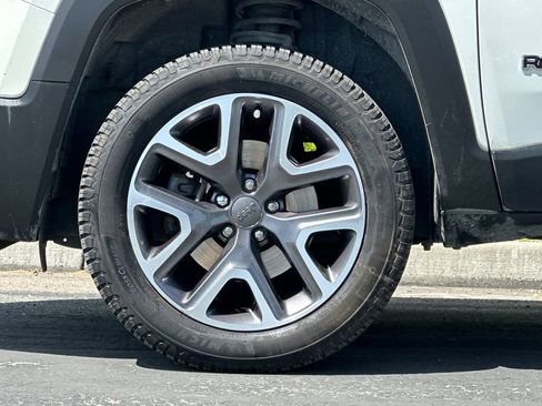 Used 2017 Jeep Renegade Latitude AWD/4WD image 26