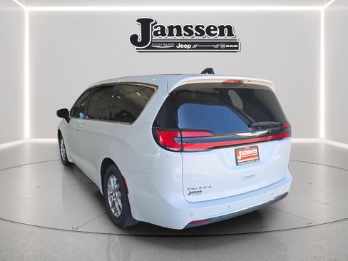 Used 2023 Chrysler Pacifica Touring-L FWD image 3
