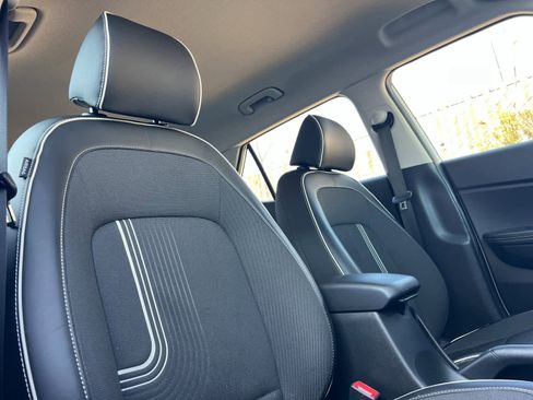 Certified 2023 Hyundai Venue Limited image 17