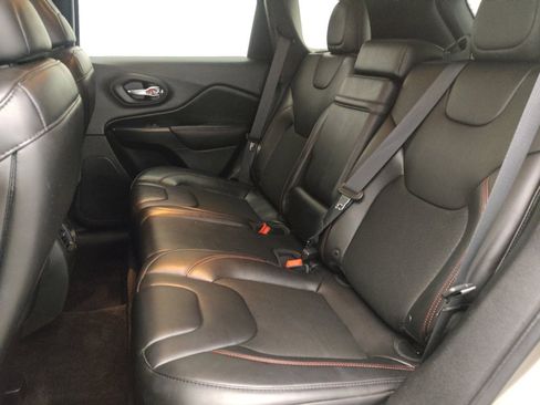 Used 2019 Jeep Cherokee Trailhawk w/ Cold Weather Group image 18