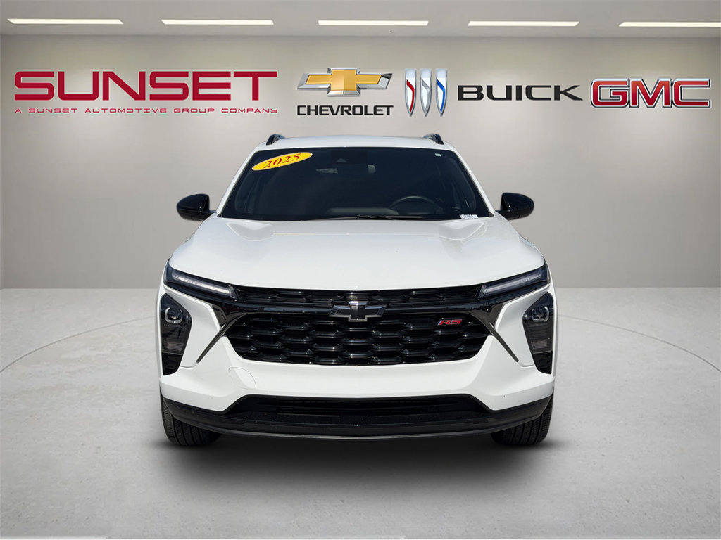 Used 2025 Chevrolet Trax RS w/ Driver Confidence Package FWD image 2