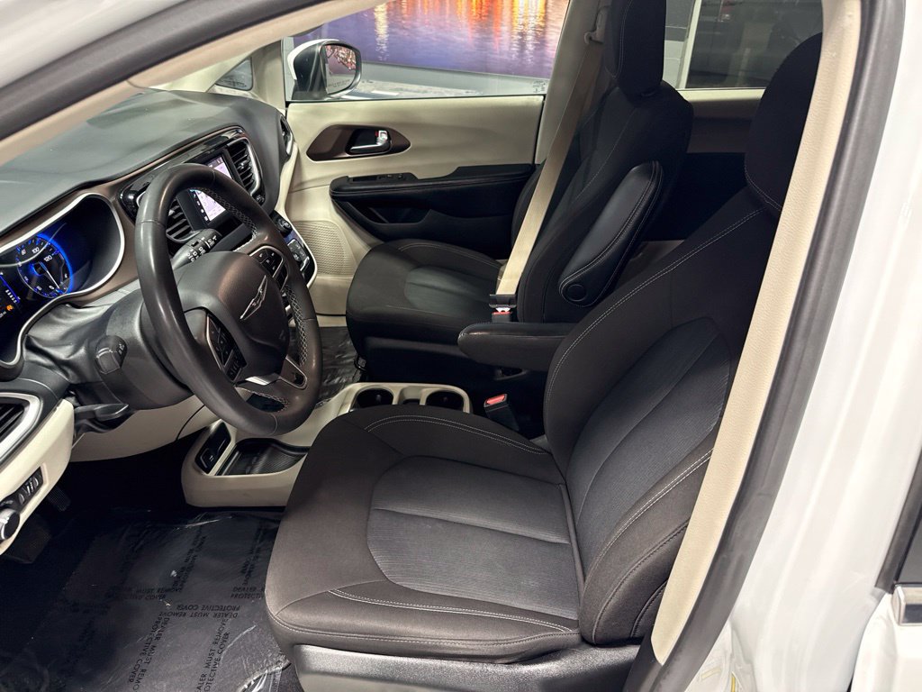 Used 2022 Chrysler Voyager LX FWD image 23