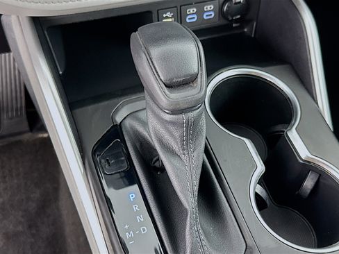 Used 2023 Toyota Highlander L image 19