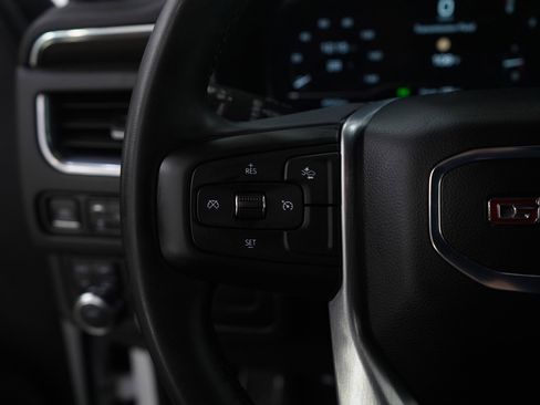 Used 2024 GMC Yukon XL SLE image 18