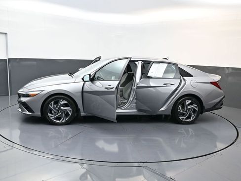 Certified 2025 Hyundai Elantra Sport image 31