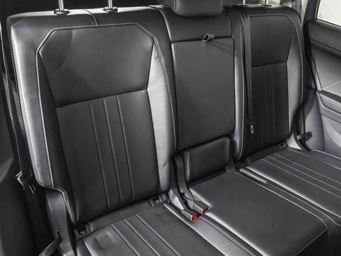 Used 2024 Volkswagen Tiguan SE image 39