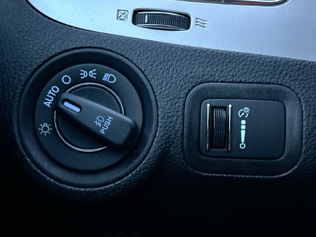 Used 2018 Dodge Journey SXT w/ Connectivity Group FWD image 18