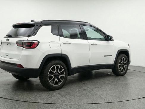 Used 2025 Jeep Compass Trailhawk AWD/4WD image 9