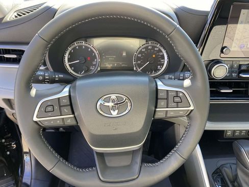 Used 2025 Toyota Highlander LE image 33