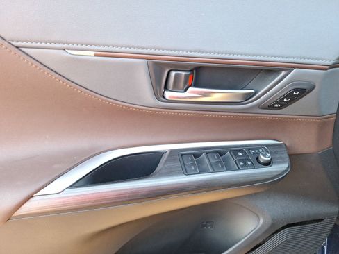 Used 2023 Toyota Venza Limited image 17