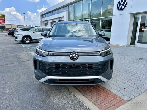 New 2025 Volkswagen Tiguan SE image 2