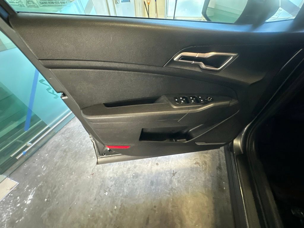 Used 2023 Kia Sportage LX AWD/4WD image 7