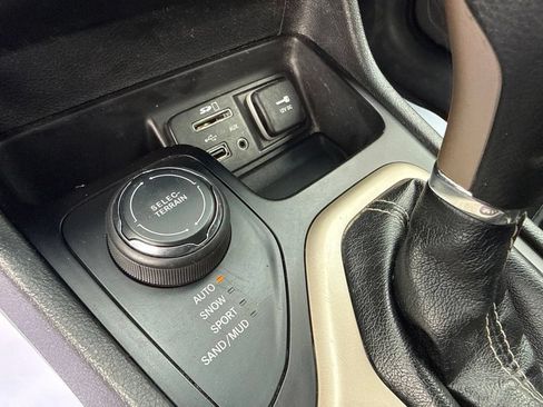 Used 2017 Jeep Cherokee Latitude AWD/4WD image 24