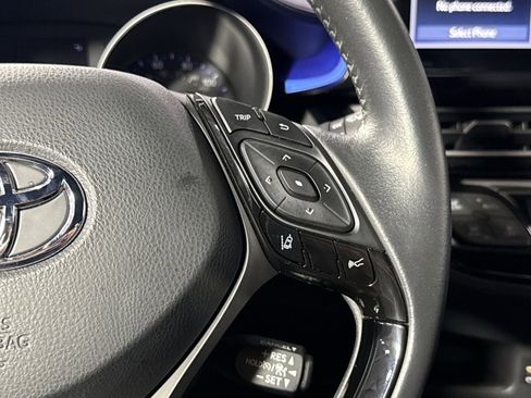 Used 2022 Toyota C-HR XLE image 19
