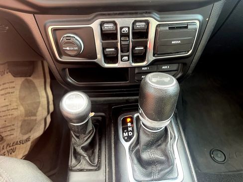 Used 2021 Jeep Wrangler Unlimited Sport AWD/4WD image 25