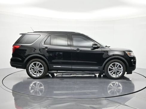 Used 2018 Ford Explorer XLT w/ Equipment Group 202A FWD image 4