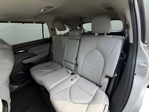 Used 2021 Toyota Highlander XLE image 16