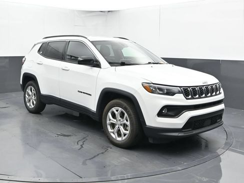 Used 2024 Jeep Compass Latitude AWD/4WD image 5