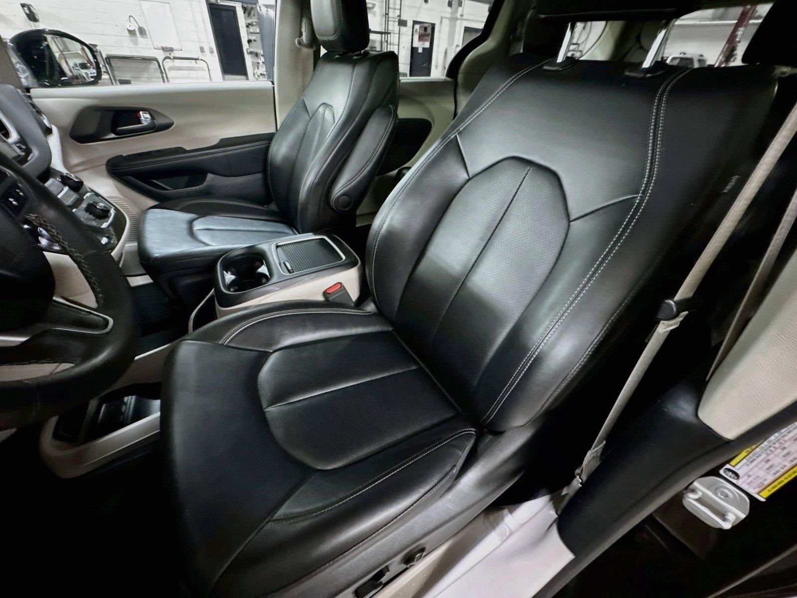 Used 2024 Chrysler Pacifica Touring-L FWD image 5