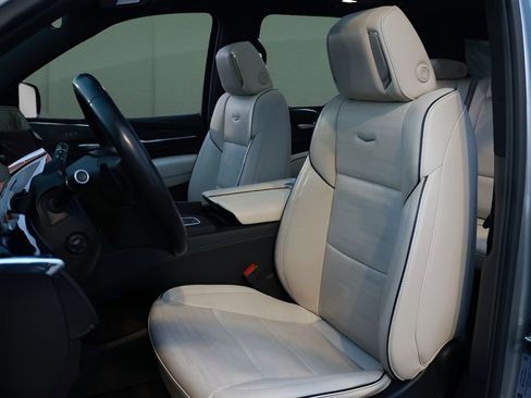 Used 2024 Cadillac Escalade ESV Sport w/ LPO, ONYX Package image 9