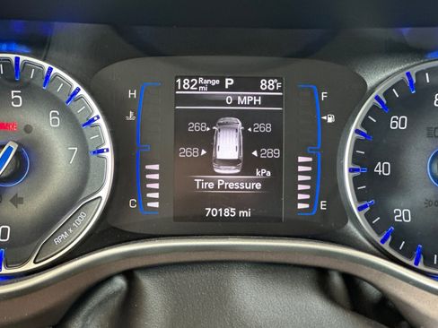 Used 2022 Chrysler Voyager LX image 28