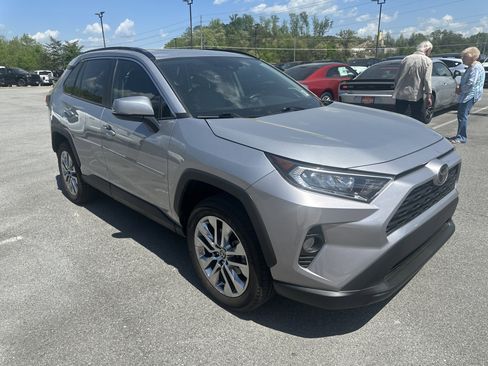 Used 2021 Toyota RAV4 XLE Premium FWD image 5