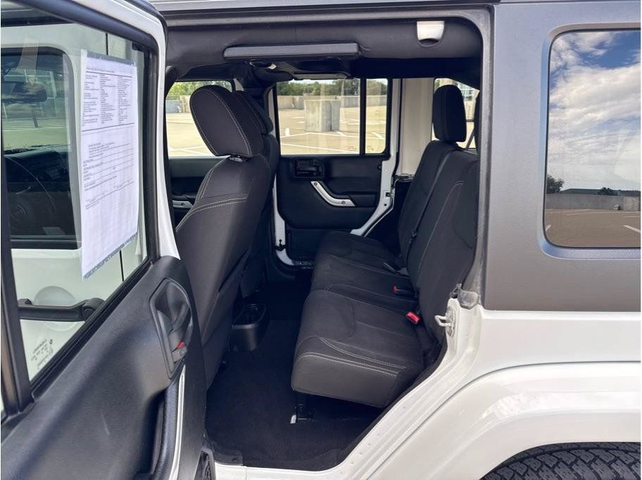 Used 2017 Jeep Wrangler Unlimited Sahara w/ Connectivity Group AWD/4WD image 13
