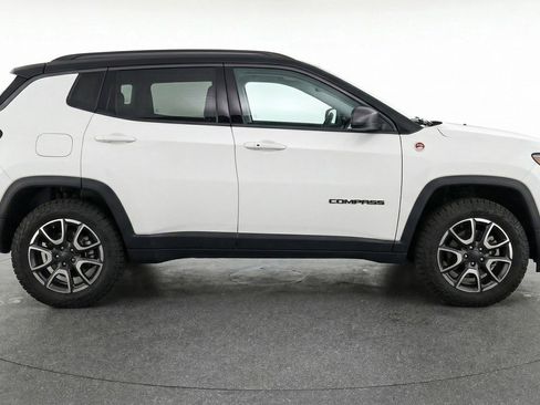 Used 2025 Jeep Compass Trailhawk image 11