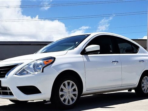 Used 2018 Nissan Versa SV FWD image 1