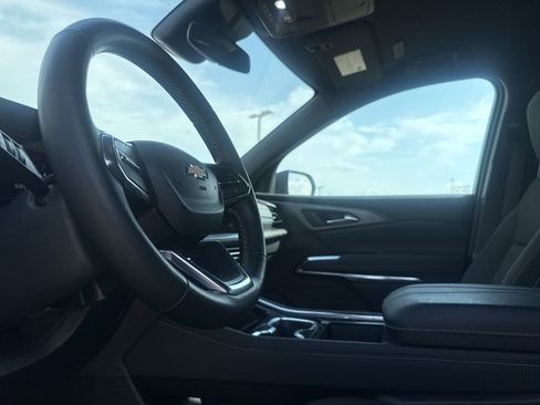 Used 2025 Chevrolet Traverse LT image 40