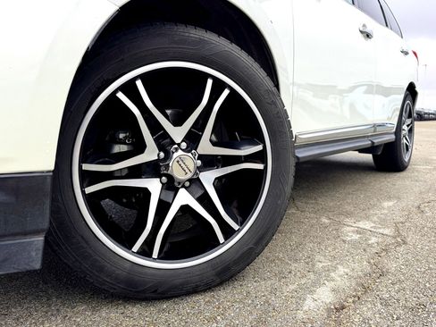 Used 2019 Nissan Pathfinder Platinum image 2