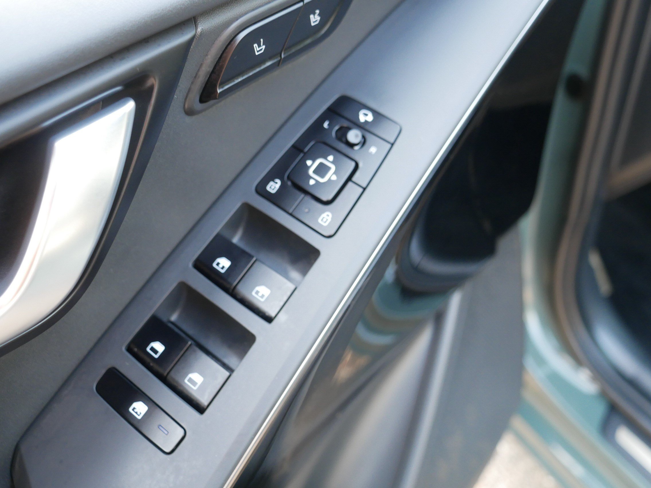 Certified 2025 Kia Niro SX Touring FWD image 19