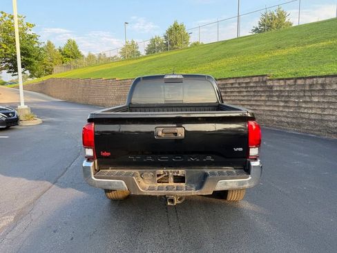 Used 2018 Toyota Tacoma TRD Off-Road AWD/4WD image 5