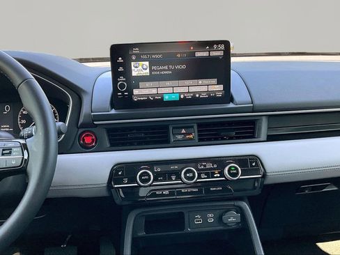 Used 2025 Honda Pilot Touring image 10