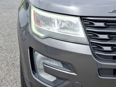 Used 2017 Ford Explorer XLT w/ Equipment Group 202A AWD/4WD image 9