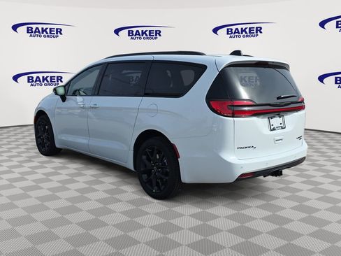 New 2026 Chrysler Pacifica Limited image 5