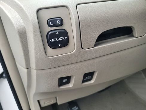 Used 2011 Toyota Camry Base image 17