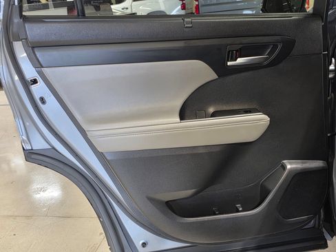 Used 2022 Toyota Highlander XLE FWD image 16