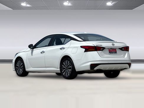 Used 2025 Nissan Altima 2.5 SV FWD image 7
