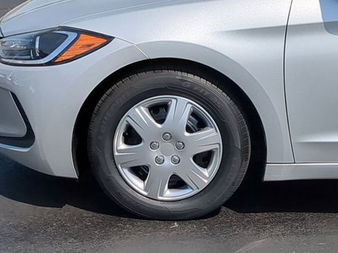 Used 2017 Hyundai Elantra SE image 11