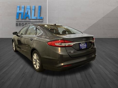 Used 2017 Ford Fusion SE w/ Fusion SE Technology Package image 3